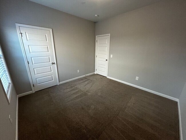 Building Photo - 1400 Pipeline Ave