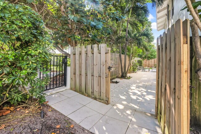 Building Photo - 320 S Ocean Blvd