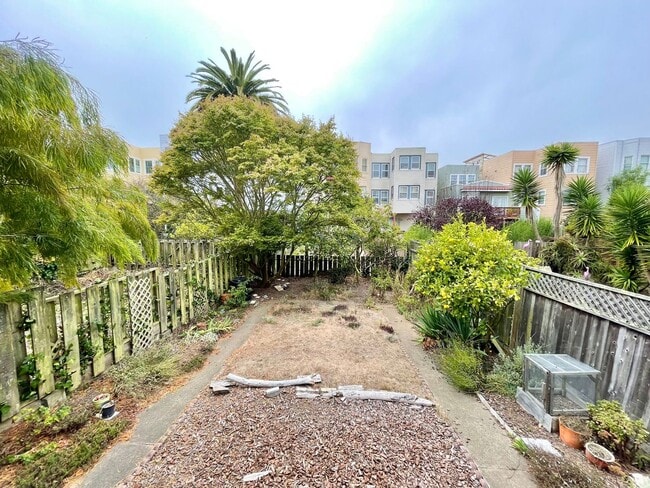 Building Photo - Charming Garden Apartment w/Deck, Prime Inner Richmond Location PROGRESSIVE
