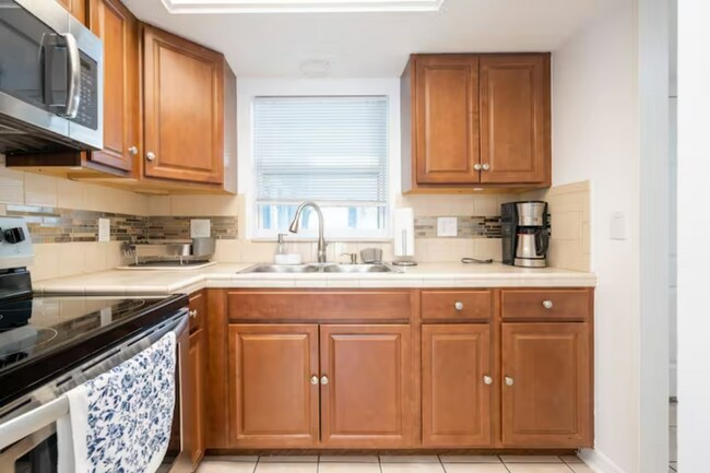 Kitchen - 4017 Audubon Dr