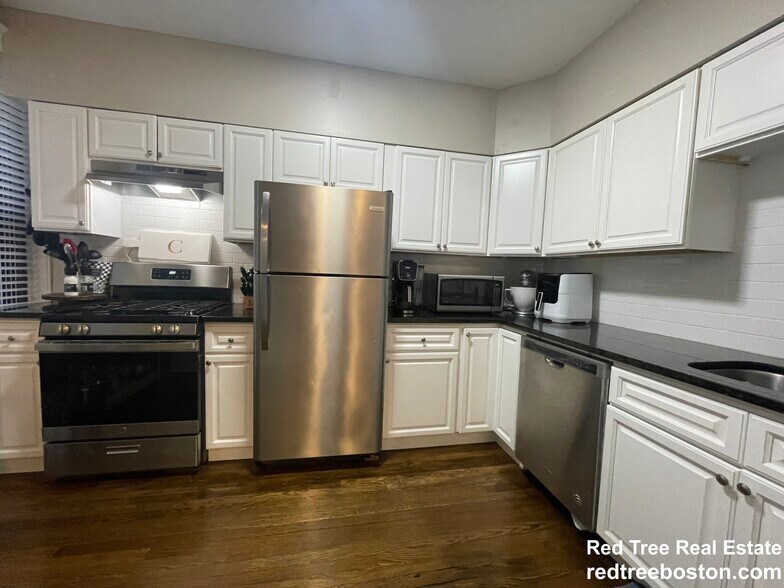 Building Photo - 1758 Commonwealth Ave