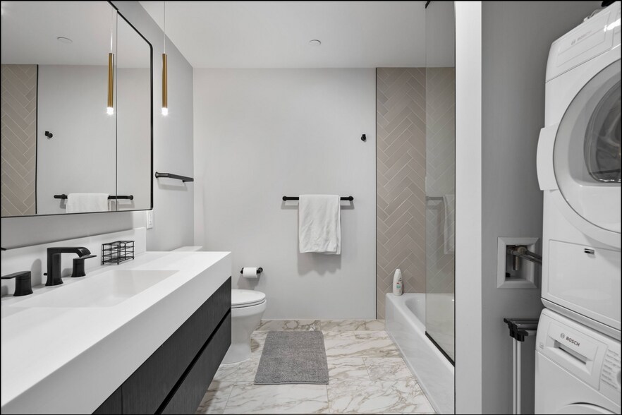 Building Photo - 55 Lagrange St