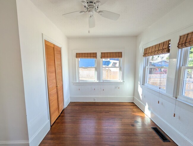 Building Photo - West Asheville Bungalow!