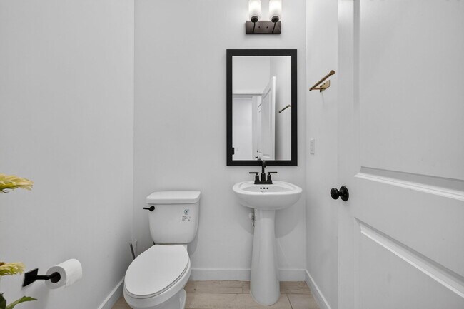 Building Photo - 608 Waters Edge Ln