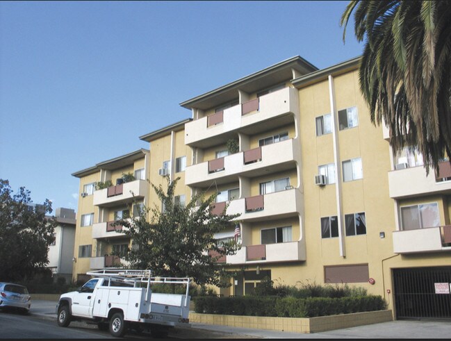 Primary Photo - 1342 N Fuller Ave