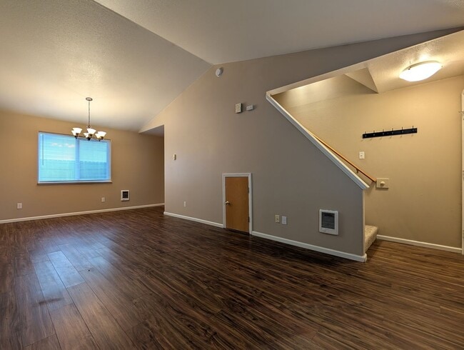 Building Photo - Nice 2bed/1.5 bath townhome- Great Springf...