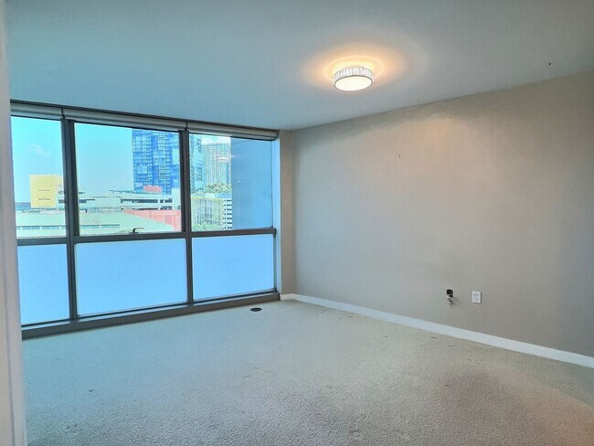 Building Photo - Luxurious One-Year Rental in the Heart of ...