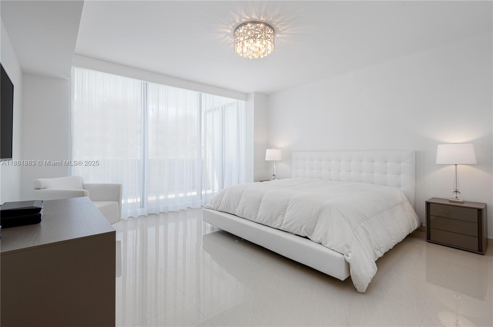 Building Photo - 5875 Collins Ave