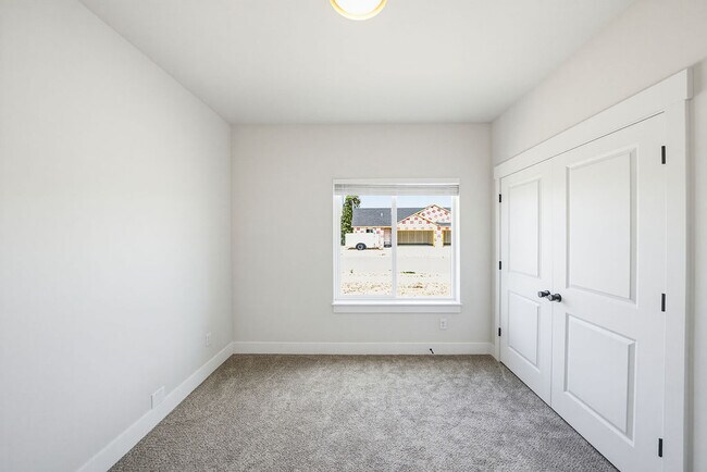 Building Photo - 485 E River Rd