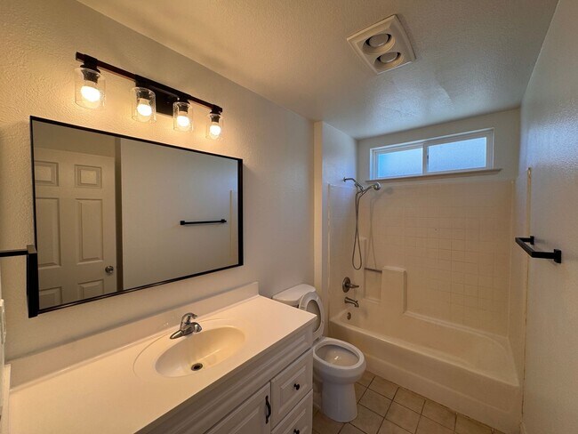 Building Photo - Updated 3 Bedroom Home in North Salinas