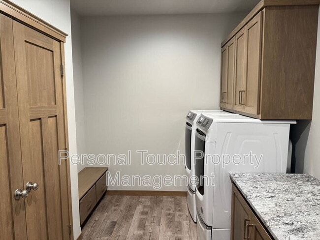 Building Photo - 7352 Eagle Point Dr S