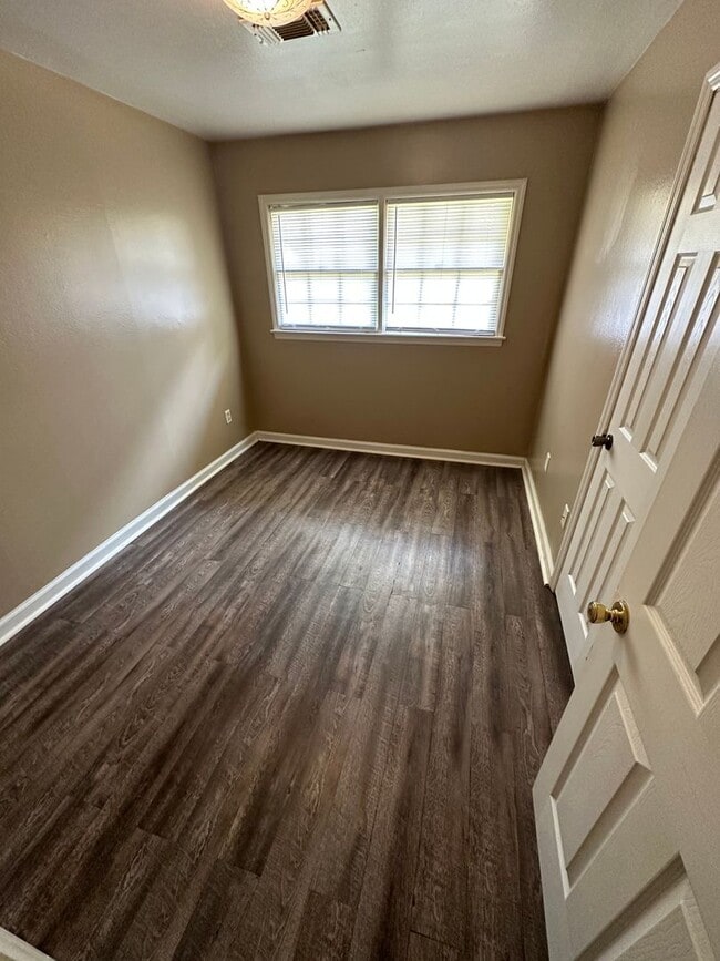 Building Photo - 3/1 move in ready! First Month's Rent FREE!
