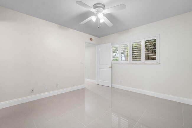 Building Photo - 7290 Kinghurst Dr