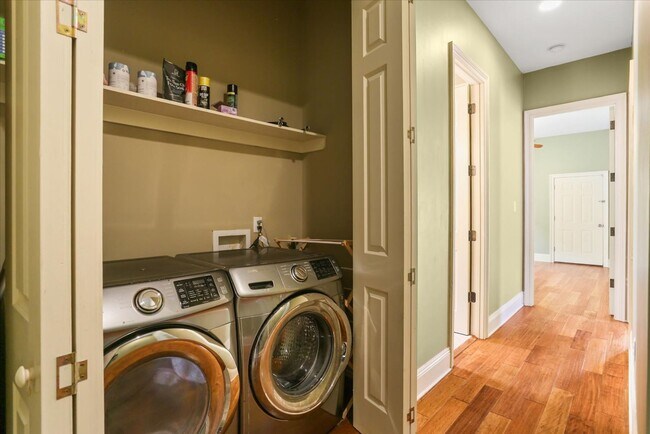 Building Photo - Three bedroom home with open floorplan, dining room, 3 bathrooms & parking !