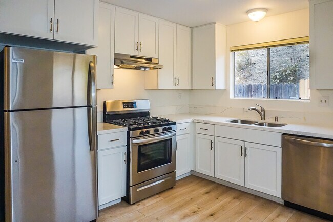 Building Photo - Detached home centrally located in Linda V...