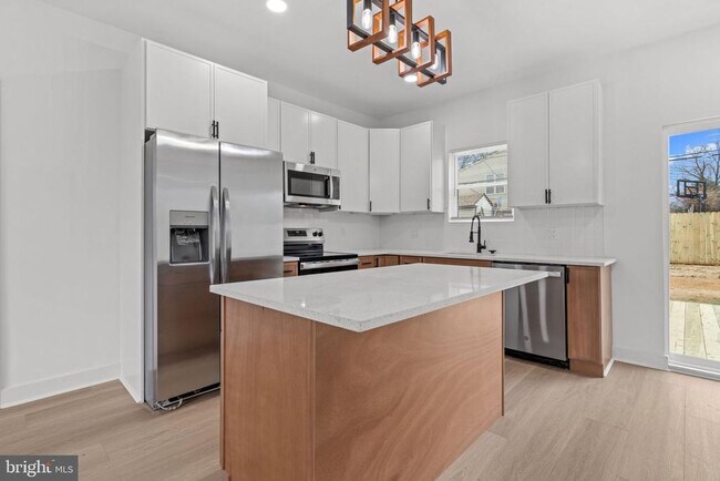 Building Photo - 12 Stonybrook Dr