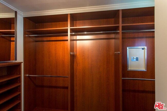 Building Photo - 5400 W 82nd St