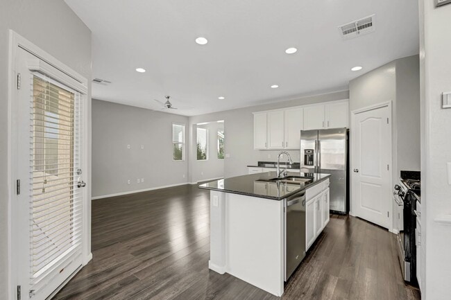 Building Photo - Beautiful 3 Bedroom home in Mountains Edge