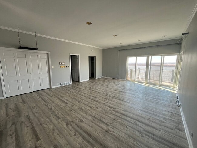 Building Photo - Beautiful 3 bedroom with river views