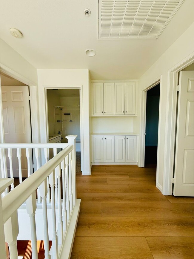 Building Photo - Remodelled 4 Bedroom Townhome for Lease in...