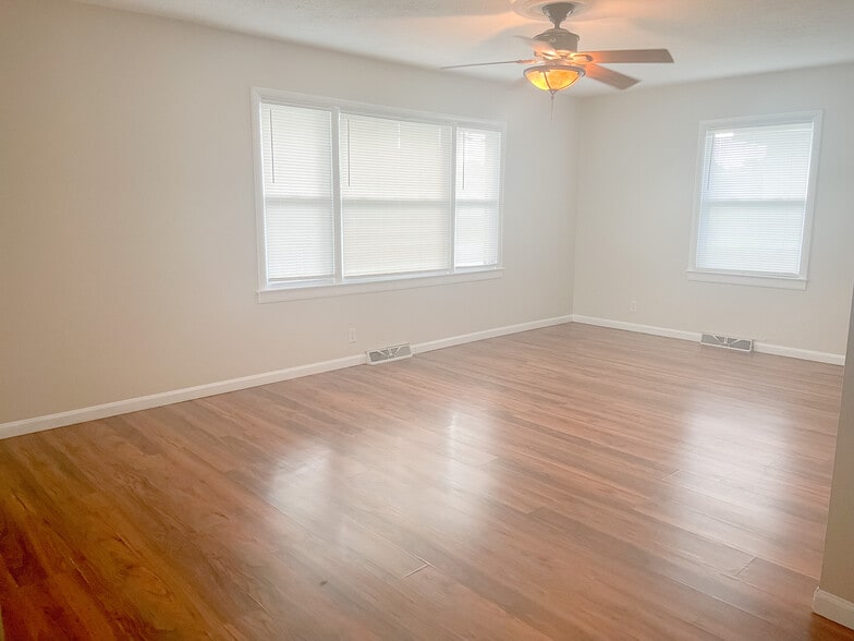 Building Photo - 18 Jon St