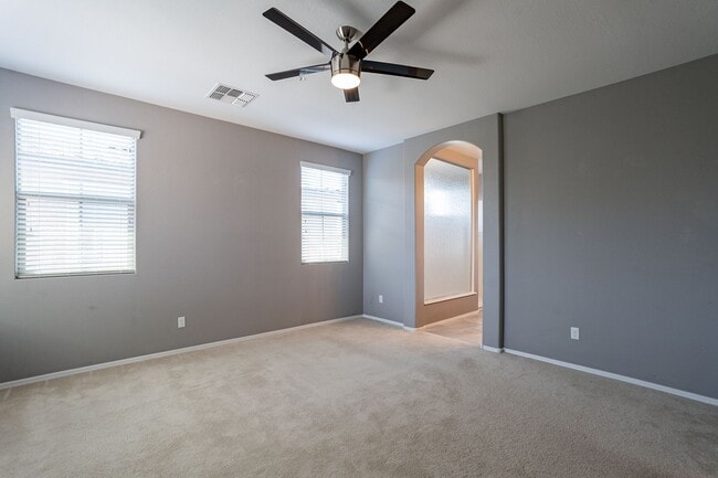 Building Photo - Move In Ready! Three Bedrooms - Beautiful ...