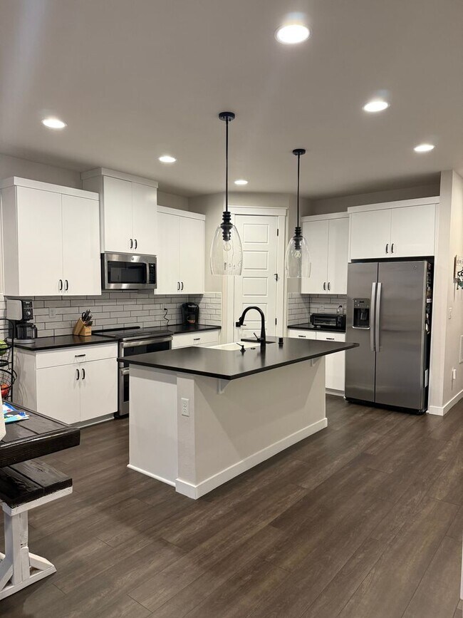 Building Photo - Beautiful Home with lots of upgrades.... A...