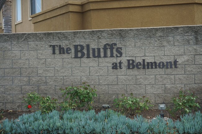 Building Photo - Charming Upper End Unit 2 Bed 2 Bath Condo