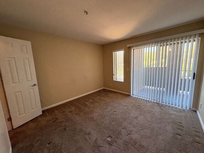 Building Photo - 1BR Condo with Private Balcony, Central A/C & Community Amenities in Corona
