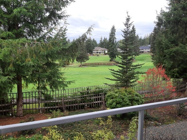 Building Photo - Golf course views, 3 bed 2 bath rambler!