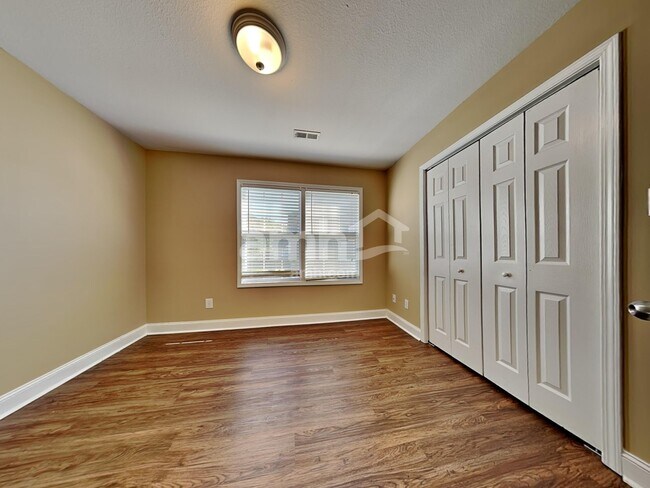 Building Photo - 10900 Parkgate Ln