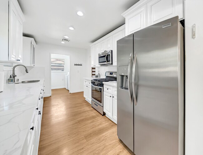 Building Photo - 7700 Oakdale Ave