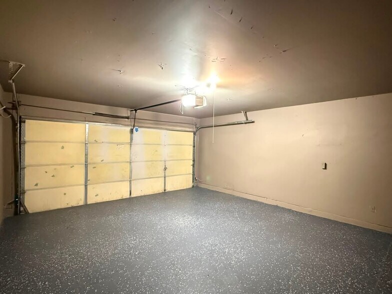 Building Photo - 418 Golden Walk
