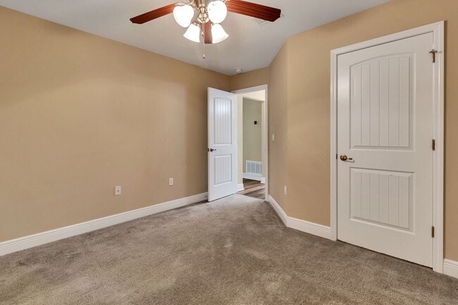 Building Photo - 4 Bedroom in Gulf Breeze!!