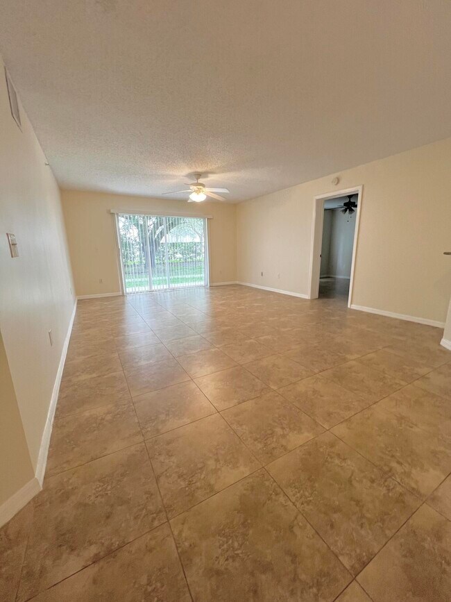 Building Photo - 1100 Crestwood Ct S