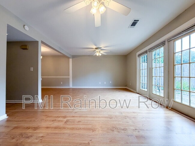 Building Photo - 425 Carriage Ln