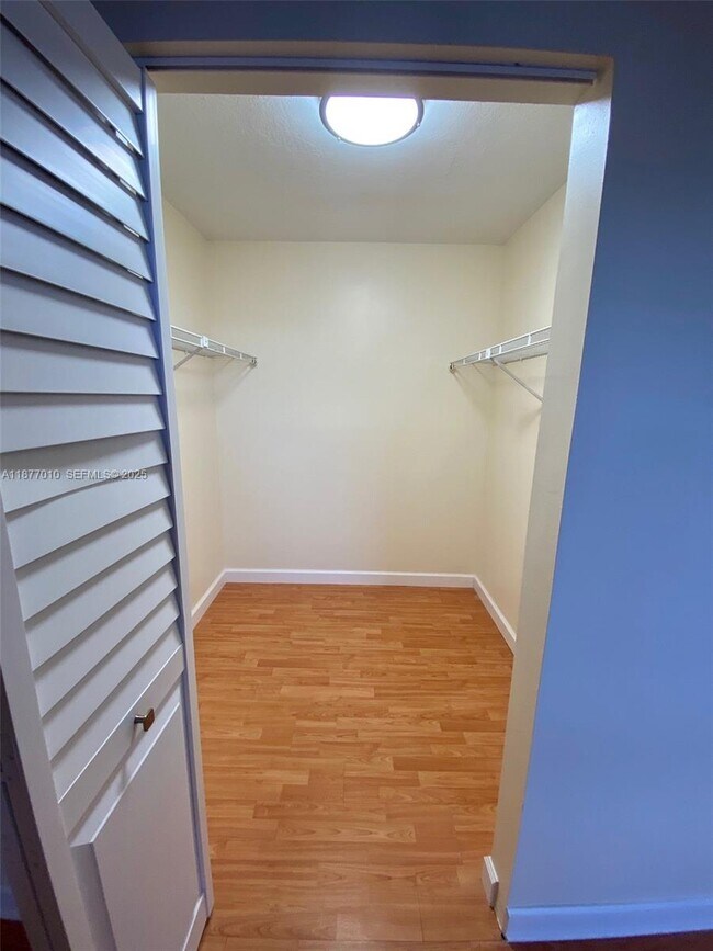 Building Photo - 8881 Fontainebleau Blvd