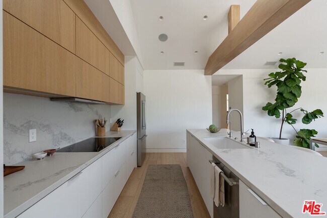 Building Photo - 5265 Dahlia Dr
