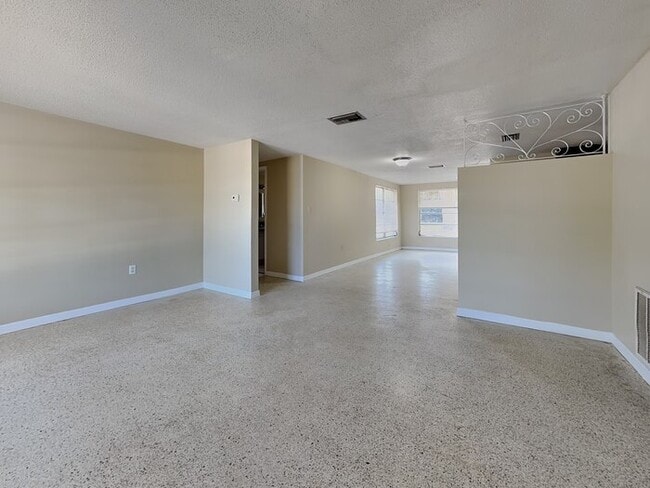 Building Photo - 10632 Laburnum Dr