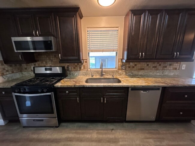 Building Photo - Country home for rent