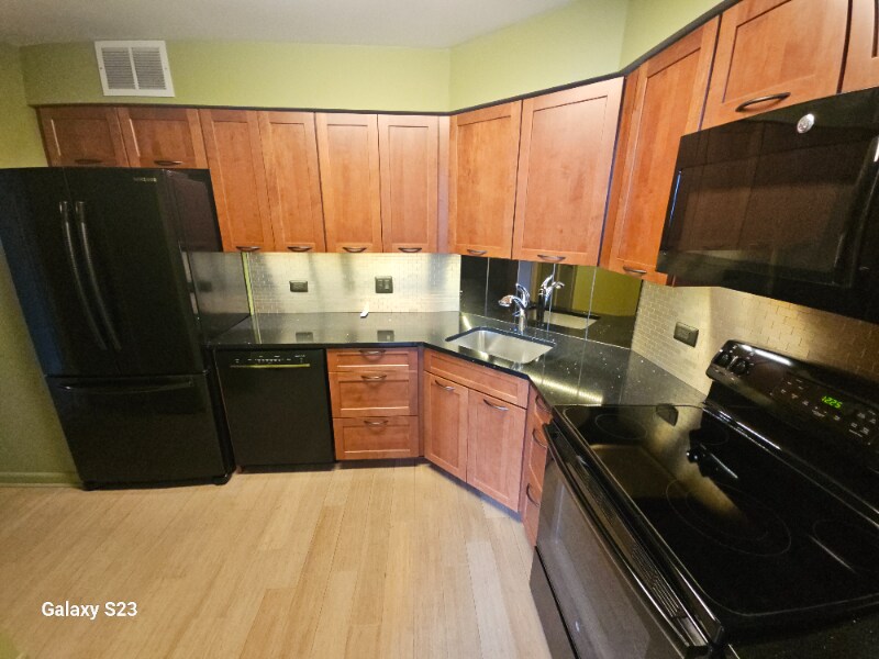 Building Photo - 6033 N Sheridan Rd