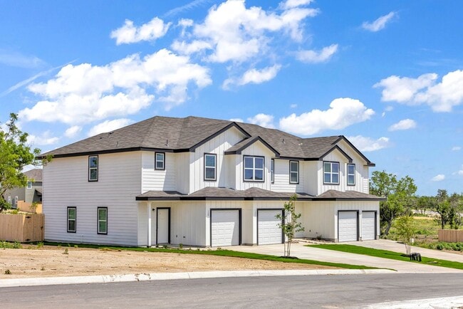 Building Photo - Move-In Ready Duplex – 3 Beds, 2.5 Baths, Private Yard