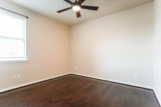 Building Photo - Bright, Spacious Living in an Inviting Home with Modern Finishes and Great Location