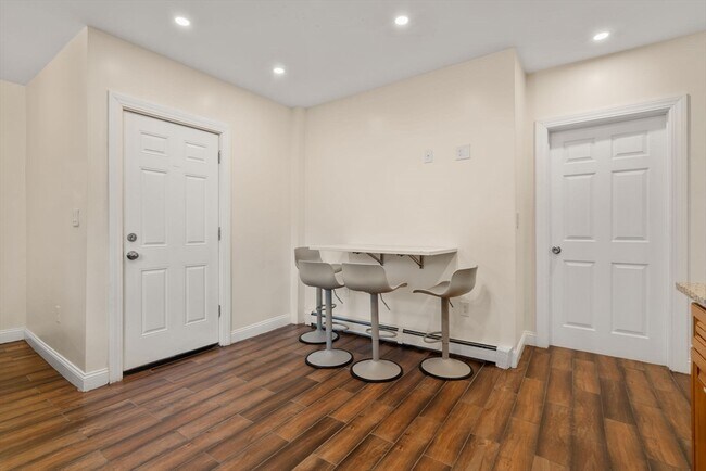 Building Photo - 19 Carmen St