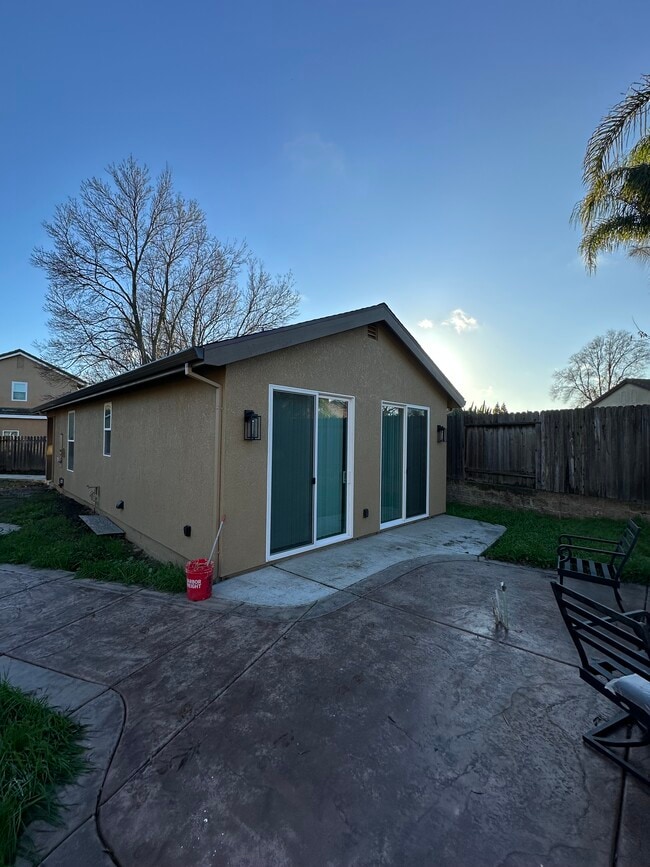 Building Photo - 12 Mast Ct