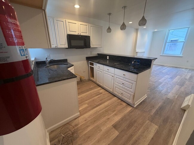 Building Photo - 2-bedroom HOUSE near University City!