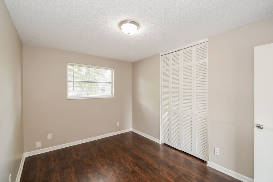 Building Photo - 5038 Locksley Ave