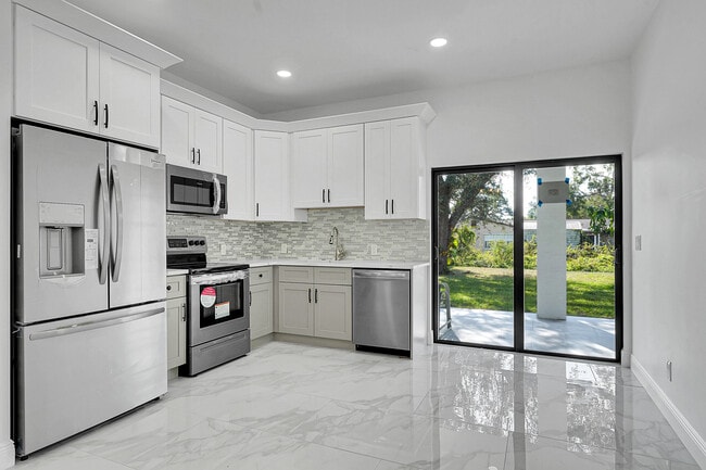 Building Photo - 6607 Deland Ave