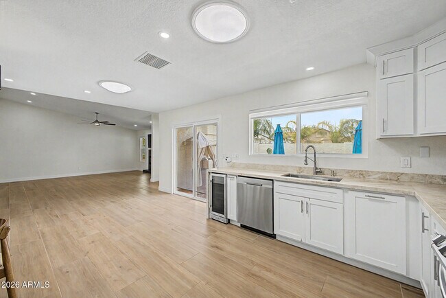 Building Photo - 8711 E Latham St