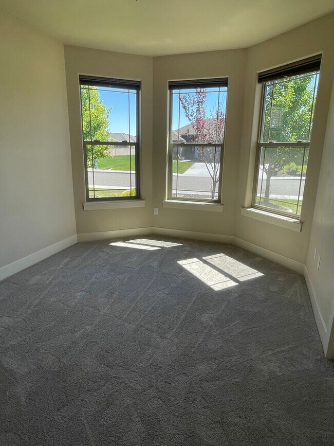 Building Photo - Beautiful House in Horn Rapids